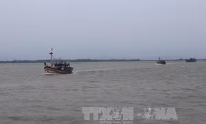 Ngư dân bị dây tời lưới cuốn gẫy chân trái được đưa vào bờ cấp cứu kịp thời
