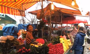 Hoa hồng tăng giá 'chóng mặt', mỹ phẩm nhiều khuyến mại dịp 8/3