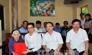 Phó Thủ tướng Vũ Đức Đam thăm, tặng quà người có công với cách mạng tỉnh Hưng Yên 