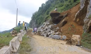 Thanh Hóa: Sạt lở đất đá do mưa lớn, xã Tam Thanh bị cô lập