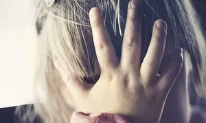 Mẹ ngủ, ông bố thú tính hãm hiếp con gái 2 tuổi phát trực tuyến trên mạng