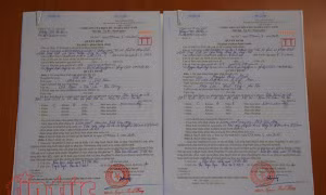 Đi xe ô tô trên vỉa hè đường Mễ Trì (Hà Nội), 2 tài xế bị thu giấy phép lái xe