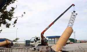 Nhiều tuyến đường tại Nghệ An vẫn ách tắc sau bão số 2