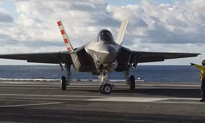 Australia ngừng bay siêu chiến đấu cơ F-35 vì 'sợ sét đánh'