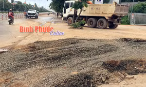 Bình Phước: Xe chở đá 'cày' nát đường liên xã
