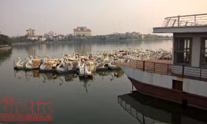 Vẫn còn nhiều du thuyền, nhà nổi chưa di dời khỏi Hồ Tây