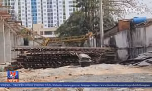 Cần cẩu sập tại công trường đè vào nhà trọ khiến hai người bị thương