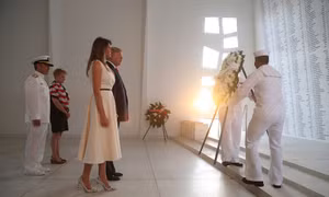 Đặt hoa tưởng niệm tại Trân Châu Cảng, Tổng thống Trump khởi động chuyến công du châu Á đầu tiên