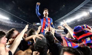 Bạn gái Messi 'hết hồn' vì bị fan bao vây
