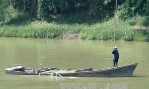 Bắt quả tang ghe khai thác cát trái phép trên sông Yên