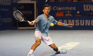 Novak Djokovic 'lác mắt, trẹo chân' ở Acapulco