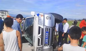Hà Tĩnh: Xe 'điên' chèn lật nghiêng xe cảnh sát giao thông 