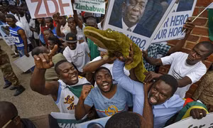Người dân Zimbabwe hân hoan trước sự trở về của 'Cá sấu' Mnangagwa 