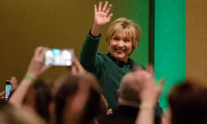 Tuyên bố 'sẵn sàng ra khỏi rừng', bà Hillary Clinton chuẩn bị quay lại chính trường Mỹ?