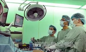 Hàm răng giả kẹt cứng trong thực quản bệnh nhân sau khi bị sặc nước