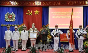 Bộ trưởng Bộ Công an trao cờ thi đua cho Công an Bắc Giang