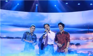 Chế Linh phiêu cùng hai con trai trên sân khấu