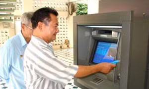 Sẽ mở rộng chi trả lương hưu, trợ cấp bảo hiểm xã hội qua thẻ điện tử