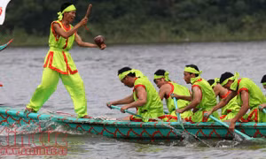 Tái hiện lễ hội bơi chải truyền thống 