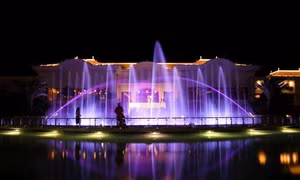 Sơn Tùng M-TP và Phương Vy Idol hát trên sân khấu nhạc nước 'Fountains of Ho Tram'