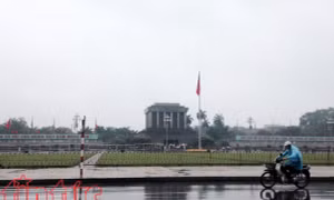 Dòng người đội mưa viếng Lăng Bác