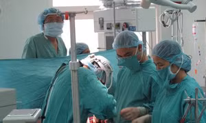 Lấy ra nhiều hạt sơ ri cho bệnh nhi 11 tuổi tại Cần Thơ