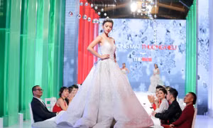 Tối nay: Top 8 The Face catwalk trên bàn tiệc đầy cam go
