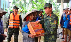 Giúp đồng bào vùng lũ Quảng Ngãi đỏ lửa ngày Tết