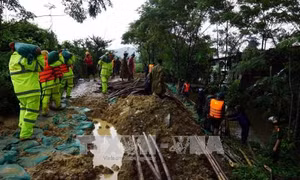 Huy động lực lượng gia cố, cứu đê sông Vinh trước nguy cơ bị vỡ 