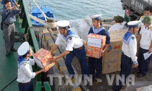 Mang Tết đến với những người lính đảo xa 