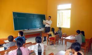 Thầy giáo miền xuôi hơn 20 năm dạy chữ ở bản nghèo không điện