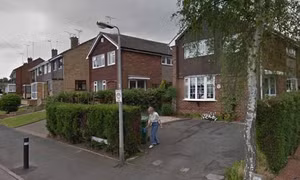 Bất ngờ thấy hình ảnh người mẹ quá cố tưới cây trên Google Street View