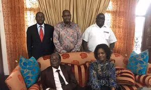 Vợ chồng cựu Tổng thống Zimbabwe lộ diện sau khi được miễn truy tố
