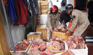 Bắt giữ gần 2 tấn giò heo, đùi gà nhập lậu