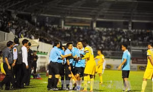 Trọng tài 'bẻ còi', Hoàng Anh Gia Lai thua ngược FLC Thanh Hóa 2 - 3
