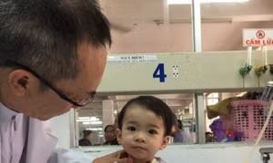 Cứu sống cháu bé 1 tuổi bị dị vật đâm thủng thực quản 