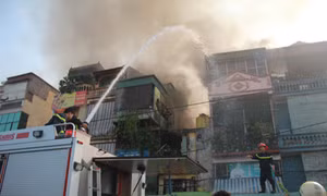 Cháy nhà 4 tầng trong ngõ phố Minh Khai, Hà Nội