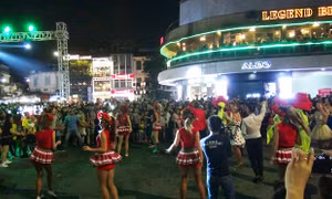 Xem clip các nghệ sĩ châu Âu trình diễn Carnival tại phố đi bộ Hồ Gươm