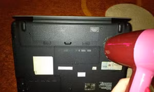 Lỡ đổ nước vào laptop: Cấp cứu nhanh bằng máy sấy tóc