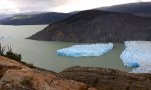 Tảng băng khổng lồ tách khỏi sông băng ở Chile