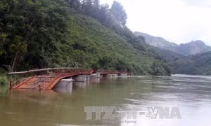 Tuyên Quang huy động thuyền chở người dân sau khi cầu Bắc Danh đứt cáp