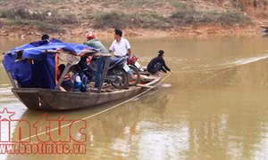 Thót tim níu dây, chèo thuyền đưa học sinh qua sông