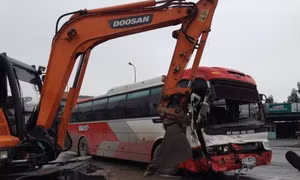 Húc vào cần cẩu 5 tấn, xe khách nát bươm đầu