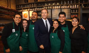 Thách thức ông Trump, Starbucks sẽ thuê 10.000 người tị nạn