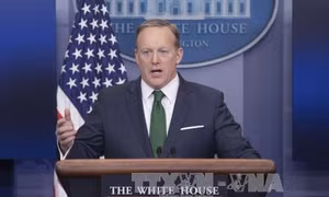 Người phát ngôn Nhà Trắng mang... nước sốt ra bảo vệ ông Trump