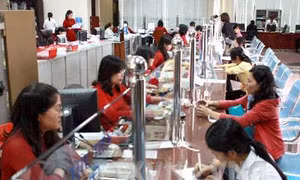 Phạt vì không mang giấy tờ gốc khi lái xe: Hóa giải ách tắc để chờ sửa luật