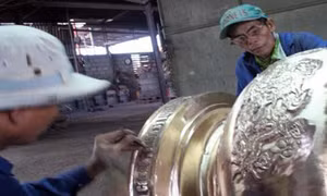 'Bàn tay vàng' nghề đúc đồng xứ Huế