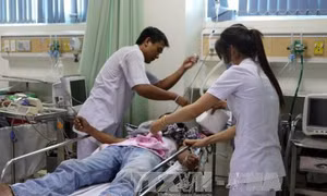 Nhiều người phải nhập viện cấp cứu sau bữa tiệc cưới