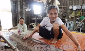 Tâm huyết gìn giữ nghề dệt chiếu của đồng bào Khmer