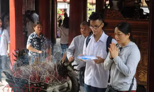 Cầu may mắn ở Văn Miếu - Quốc Tử Giám trước thi THPT